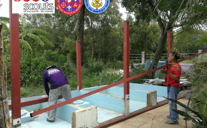 ขึ้นโครงเหล็กและหลังคาห้องน้ำ และปรับปรุงภูมิทัศน์โดยรอบ