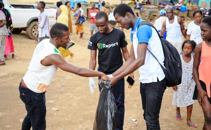 SCOUT DE CÔTE D'IVOIRE, AVEC DES MAINS VERTES, DONNONS DU SOURIRE ET DE L'AMOUR AUTOUR DE NOUS 