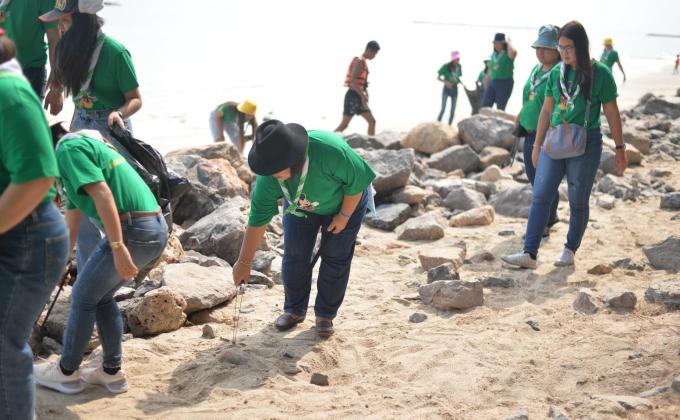 เก็บขยะริมชายหาด