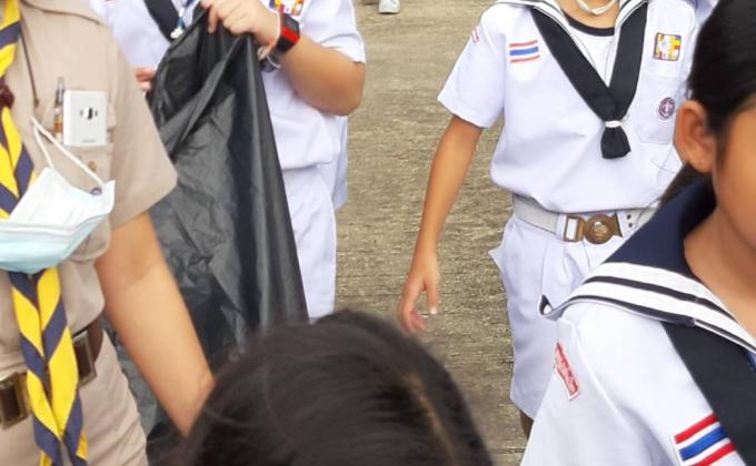 จิตอาสา เก้บขยะบริเวณรอบโรงเรียน