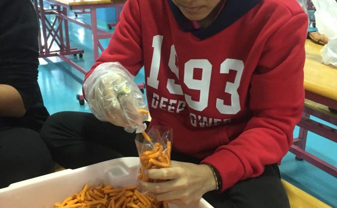 แพ็คขนมให้เด็กๆ