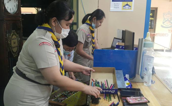 จิตอาสาเตรียมอุปกรณ์การประชุมให้กับนักเรียน-นักศึกษา