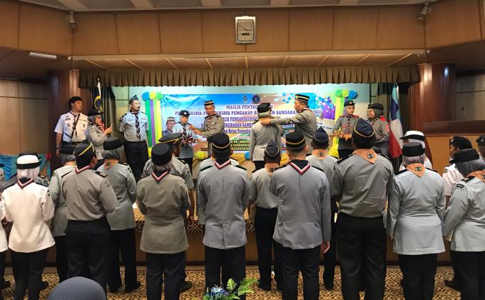 Skaf GILWELL & Kalung MANIKAYU Buat Pemimpin Sejati