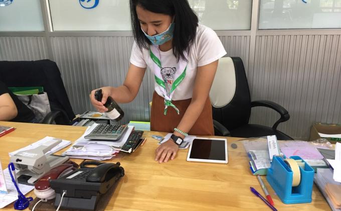 จิตอาสา ฉีดน้ำยาฆ่าเชื้อให้กับผู้เข้าติดต่อในสำนักงาน