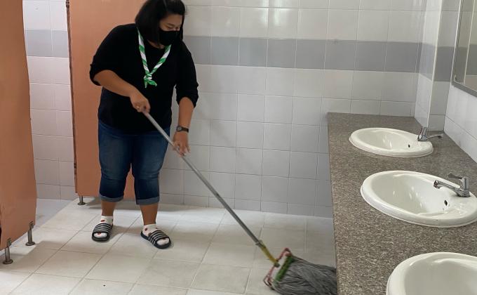 จิตอาสาทำความสะอาดห้องน้ำ