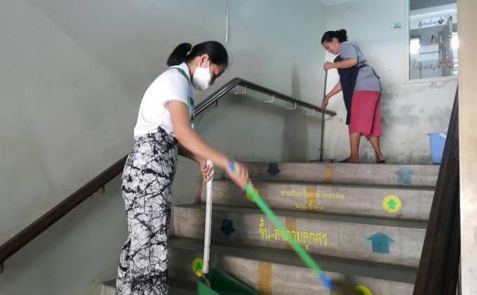 จิตอาสาช่วยแม่บ้านทำความสะอาดทางขึ้นบันได