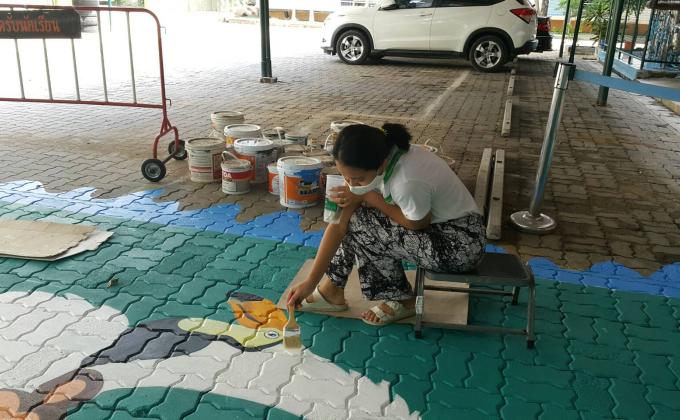 บำเพ็ญประโยชน์ ตกแต่งพื้นถนนลานจอดรถโรงเรียน