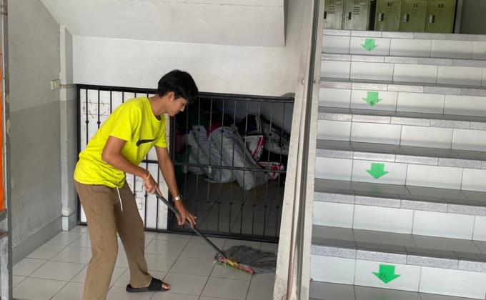 ทำความสะอาดรอบอาคารต้าน COVID - 19