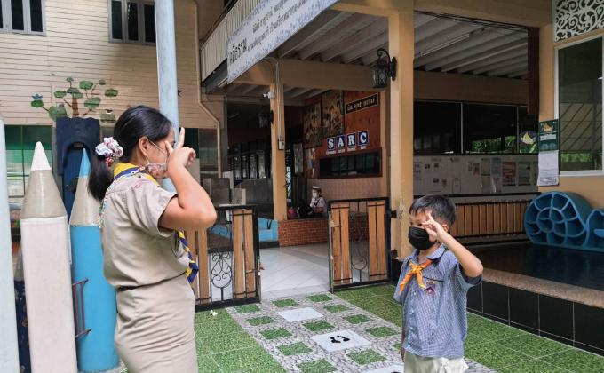 สอนลูกเสือบีเวอร์ทำความเคารพ