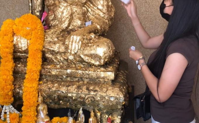 ปิดทองพระที่วัดท่ากระบือ