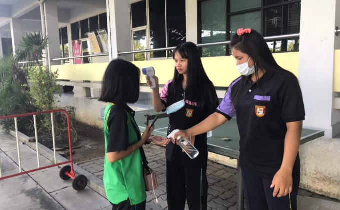 ตรวจวัดอุณหภูมิให้กับน้องๆ