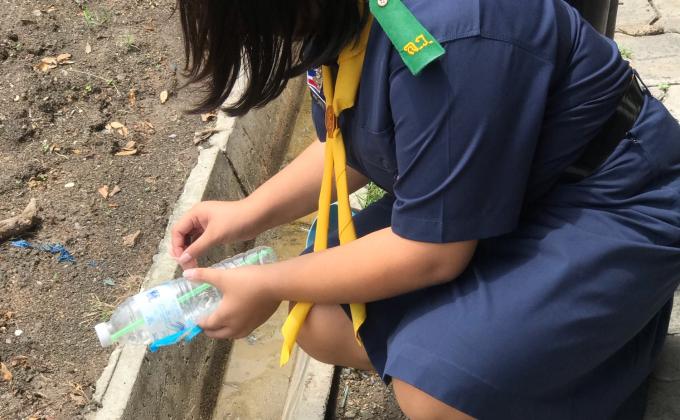 เก็บขยะบำเพ็ญประโยชน์บริเวณสถานศึก