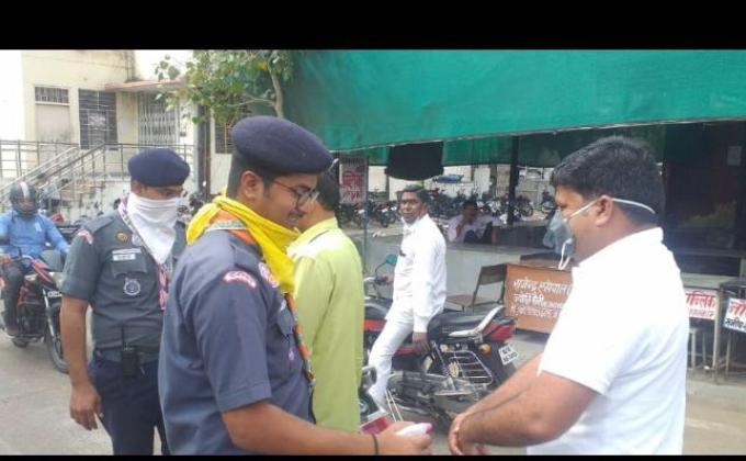 कोरोना वाइरस में लोगों को sanitizer करते हुए