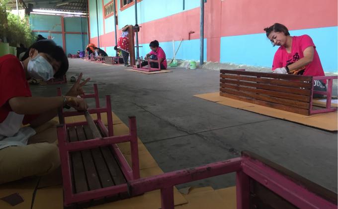ทำกิจกรรมขัดโต้ะทาสีโต้ะใหม่ให้โรงเรียน