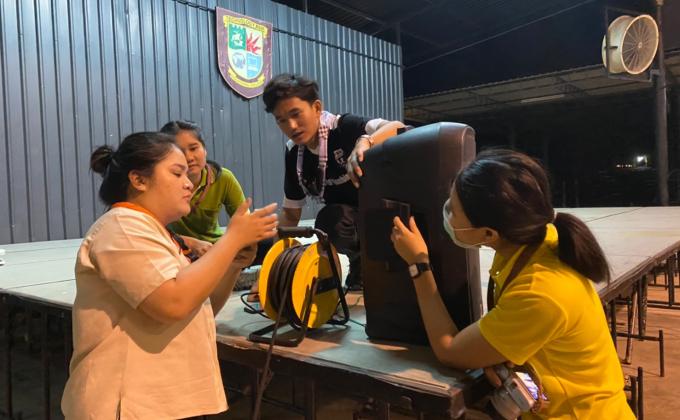 จิตอาสาเตรียมเครื่องเสียงให้กับนักเรียน-นักศึกษา