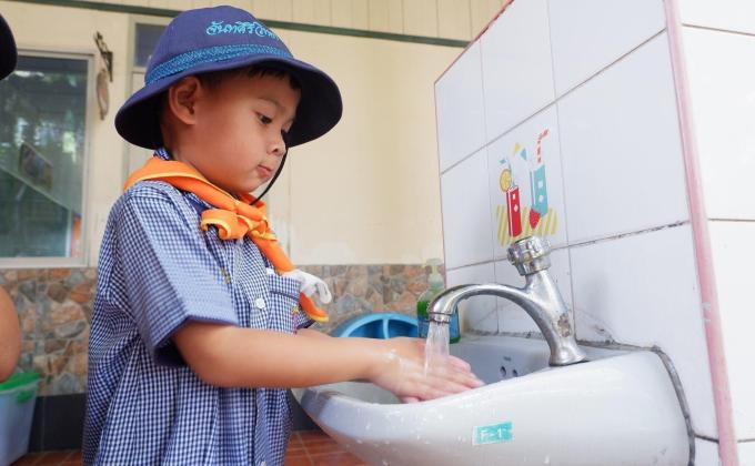 สอนเด็กนักเรียนล้างมือให้ถูกวิธี
