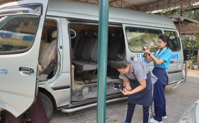 จิตอาสาถ่ายภาพทำความสะอาดรถโรงเรียน