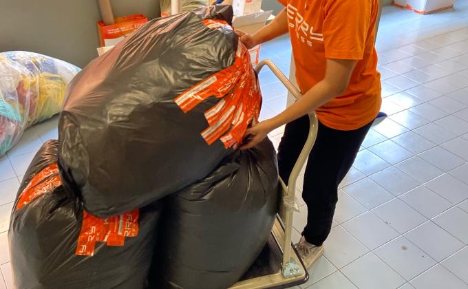 ช่วยเพื่อนเอาขยะไปทิ้ง