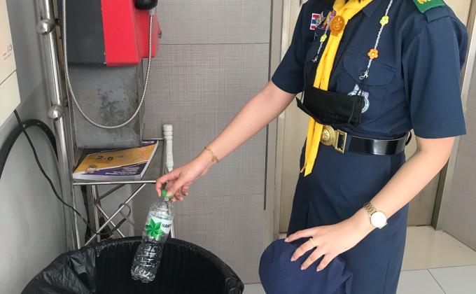 ทิ้งขยะลงถังขยะ