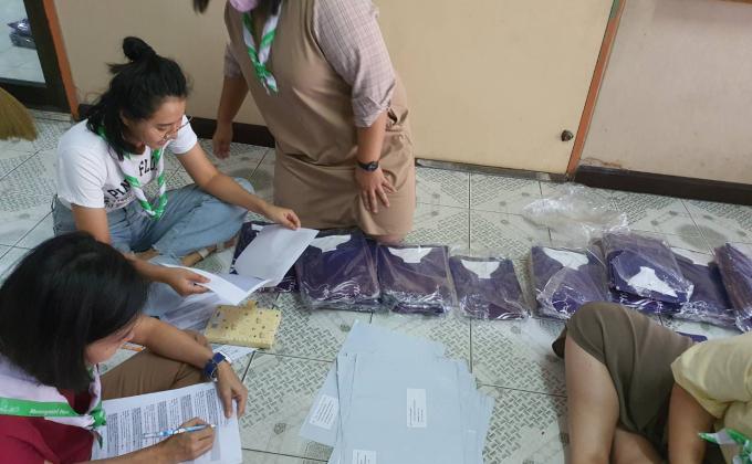 จิตอาสา แพ็คเสื้อจัดส่งไปรษณีย์ให้กับผู้ลงสมัครวิ่งเพื่อสันติภาพ