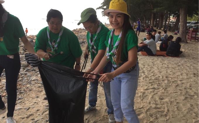 จิตอาสา เก็บขยะริมหาด
