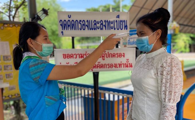 จิตอาสาประจำจุดคัดกรอกผู้เข้ามาติดต่อในเขตพื้นที่ รร.