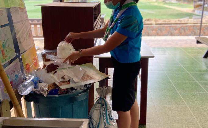 จิตอาสา เก็บขยะตามที่สาธารณะนำมาทิ้งให้ถูกที่