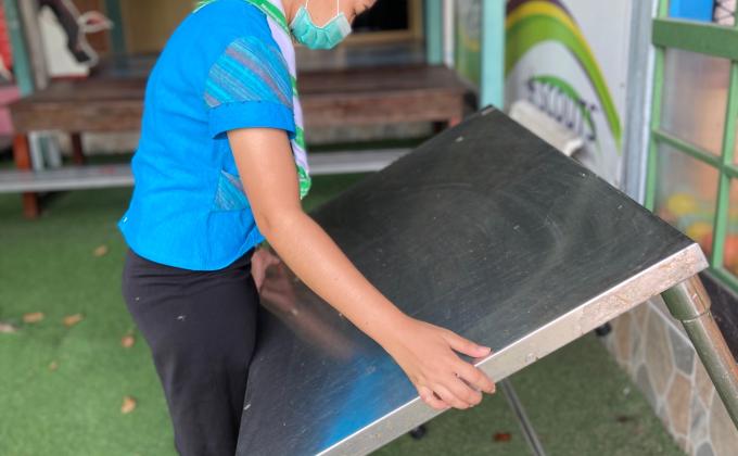 บำเพ็ญประโยชน์ช่วยยกโต๊ะ เพื่อจัดกิจกรรมที่ รร.