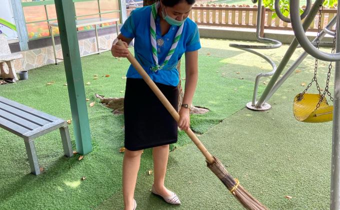 จิตอาสากวาดเศษใบไม้บริเวณสนามเด็กเล่น