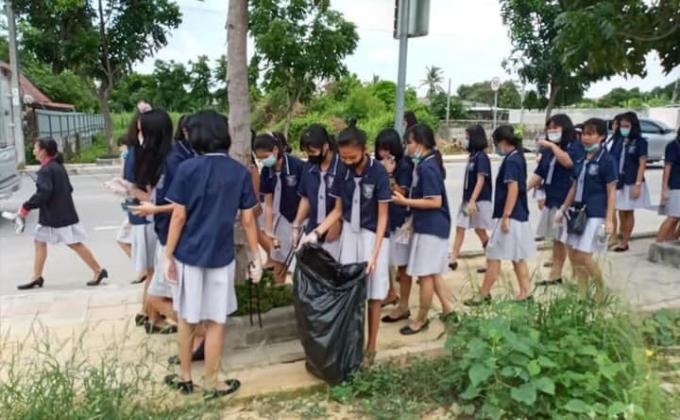 จิตอาสาเก็บขยะริมถนน