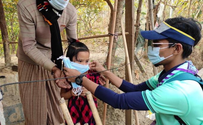 পর্যটকদের মাঝে মাস্ক বিতরন কর্মসূচি 