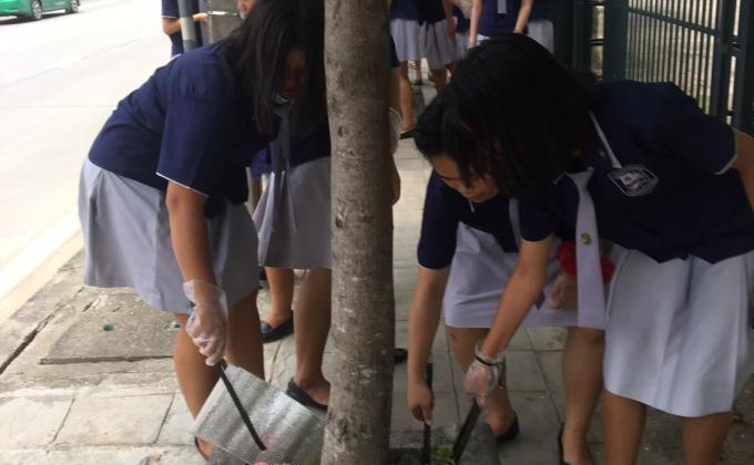 จิตอาสาเก็บขยะริมถนน