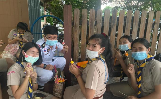 จิตอาสาประดิษฐ์ดอกไม้ตกแต่งกระทงให้นักเรียน