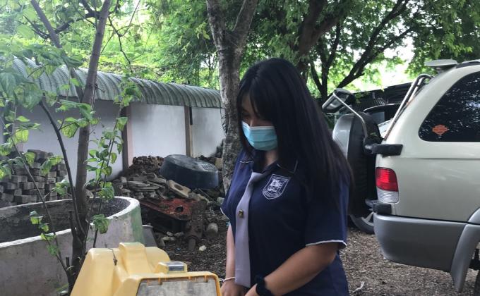 จิตอาสาเก็บขยะในโรงเรียน