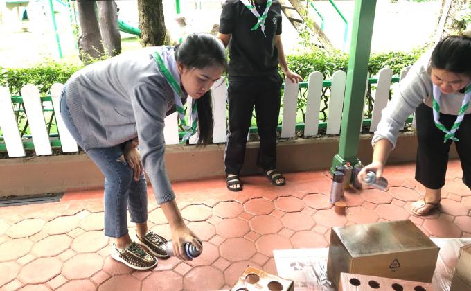 จิตอาสาพ่นสีทำสื่อวันน้อมรำลึก