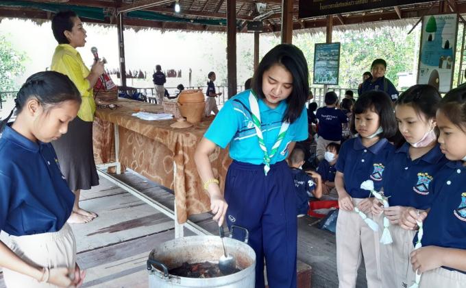 สอนนักเรียนทำผ้ามัดย้อมจากวัสดุธรรมชาติ