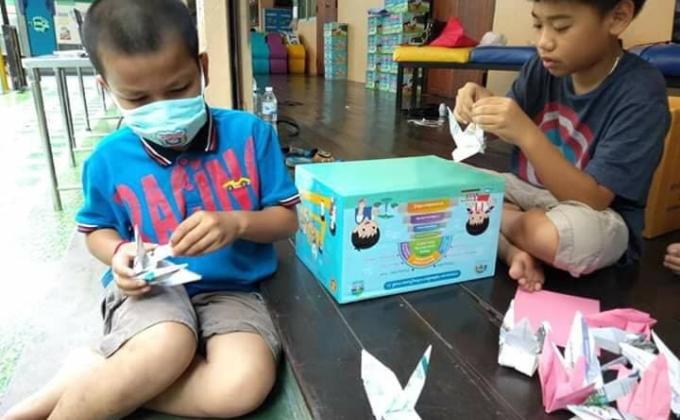 สอนนักเรียนพับนกกระดาษ