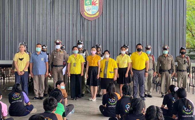 การให้ความรู้จากเจ้าหน้าที่ตำรวจ สน.หนองแขม