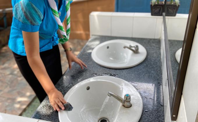 จิตอาสา ทำความสะอาดอ่างล้างหน้าบริเวณ นร.