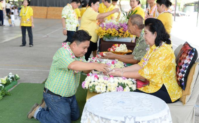 รดน้ำดำหัวผู้ใหญ่ เนื่องในวันสงกรานต์