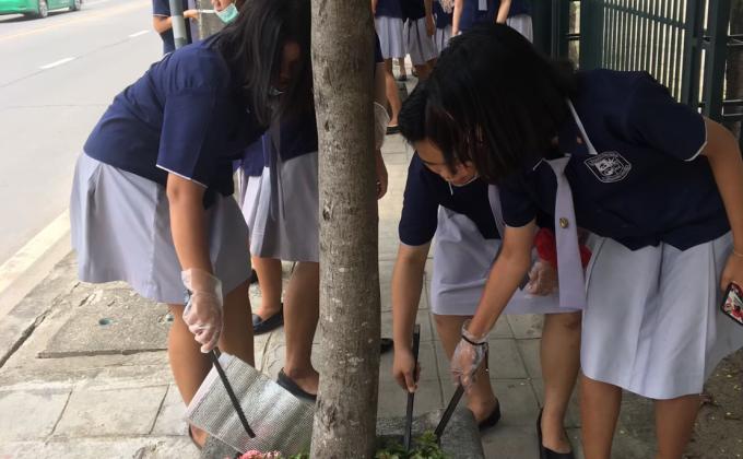 จิตอาสาเก็บขยะริมถนน