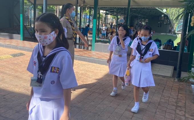 ดูแลนักเรียนข้ามถนนในรั้วโรงเร