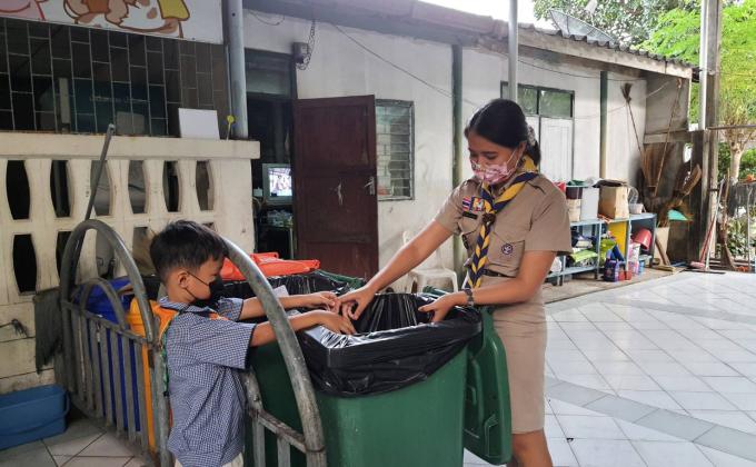พาลูกเสือบีเวอร์บำเพ็ญประโยชน์ทิ้งขยะ