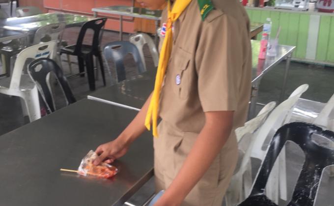 เก็บขยะบริเวณโรงอาหาร