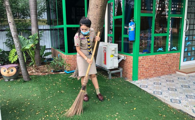 จิตอาสากวาดใบไม้ในสนามเด็กเล่น