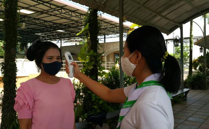 จิตอาสาตรวจวัดไข้ ให้ประชาชนทั่วไปก่อนเข้ามาติดต่อในโรงเรียน