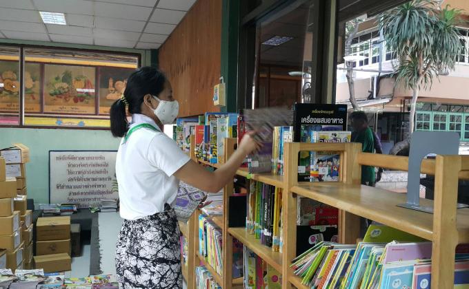 จิตอาสาจัดชั้นหนังสือในห้องสมุด