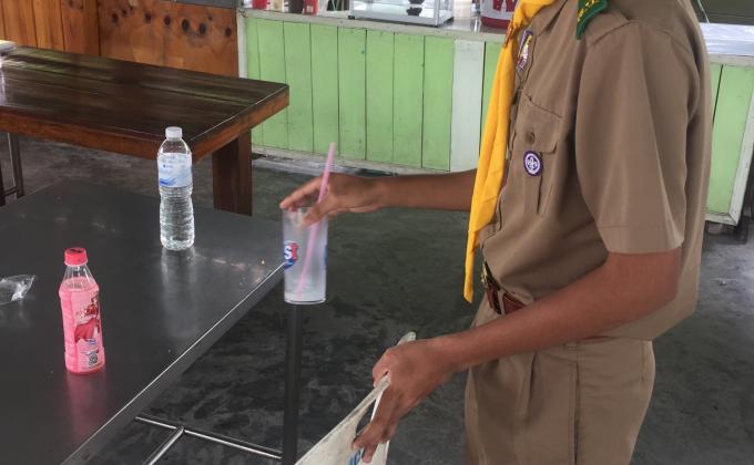 เก็บขยะบริเวณรอบโรงอาหาร ให้สะอาดไม่สกปรก