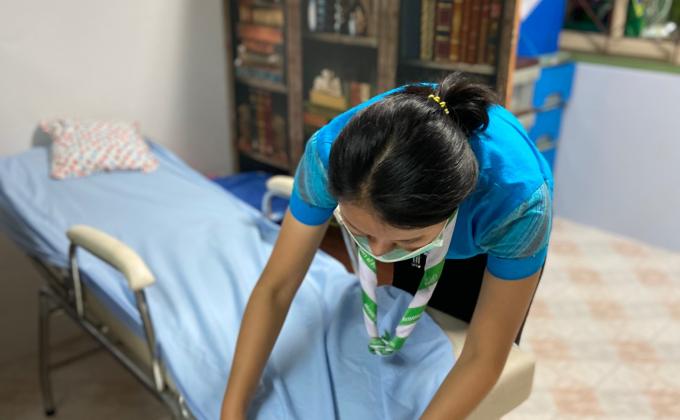 จิตอาสาจัดเตรียมเตียงผู้ป่วย ไว้สำหรับผู้ที่มีอาการเสี่ยง