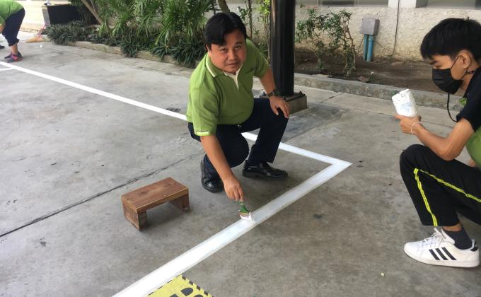 ร่มทำสนามทาสีสนามก่อนการแข่งขันกีฬาสี